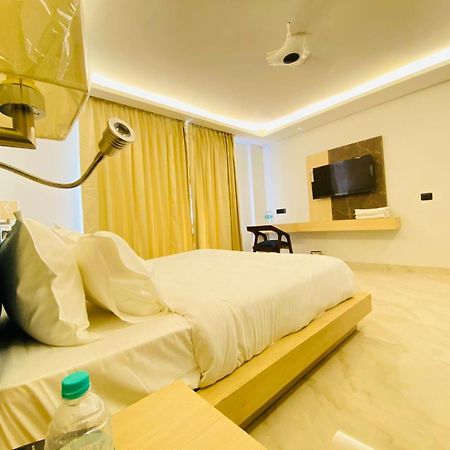 Hotel Holiday Grand نويدا الكبرى المظهر الخارجي الصورة