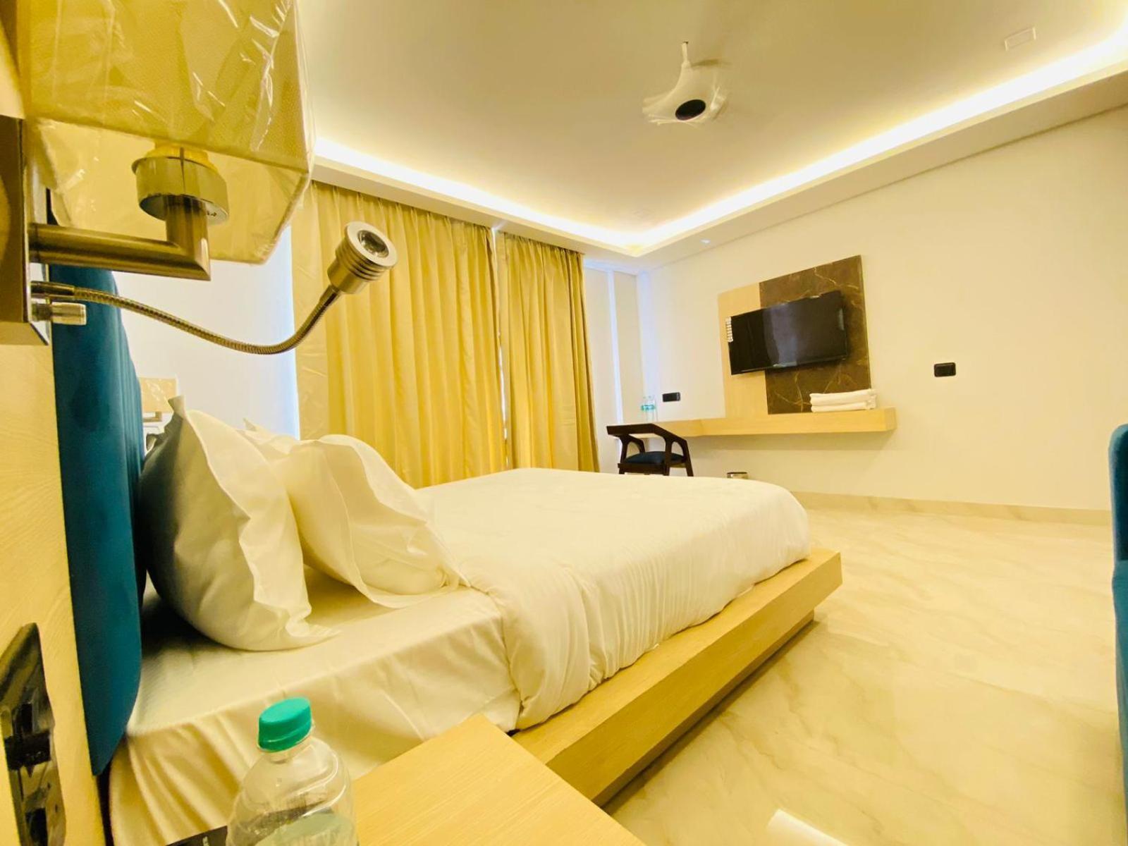 Hotel Holiday Grand نويدا الكبرى المظهر الخارجي الصورة