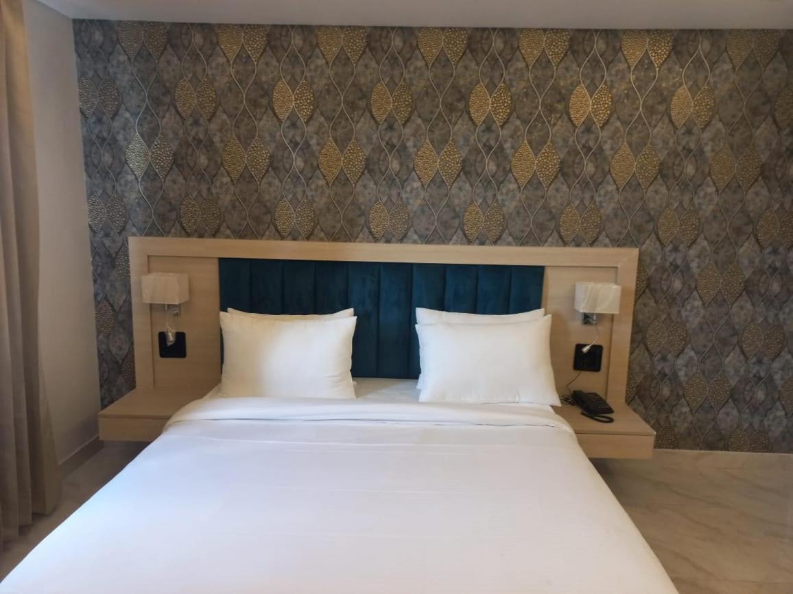 Hotel Holiday Grand نويدا الكبرى المظهر الخارجي الصورة